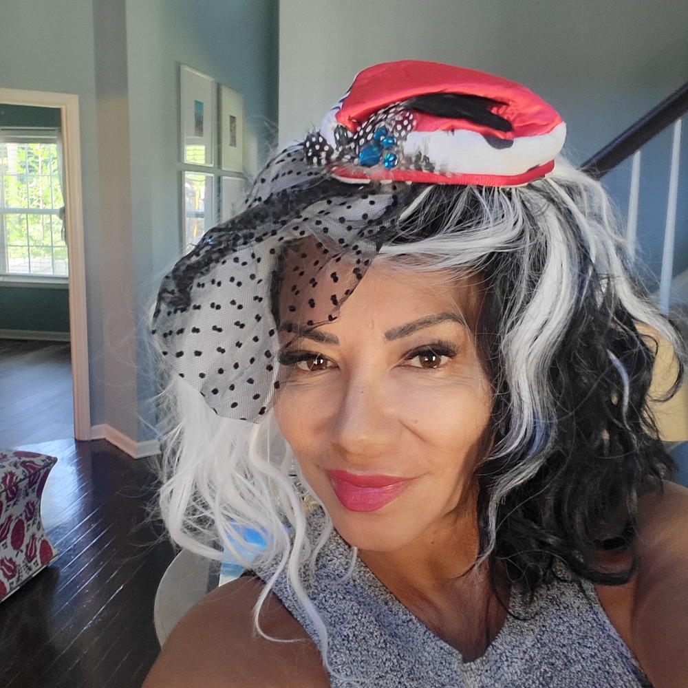 Cruella Deville Costume set Wig + Accessories